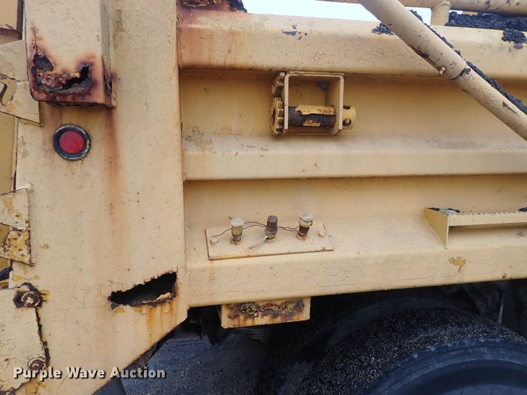 image for item DQ5044 2001 International 4900  dump truck