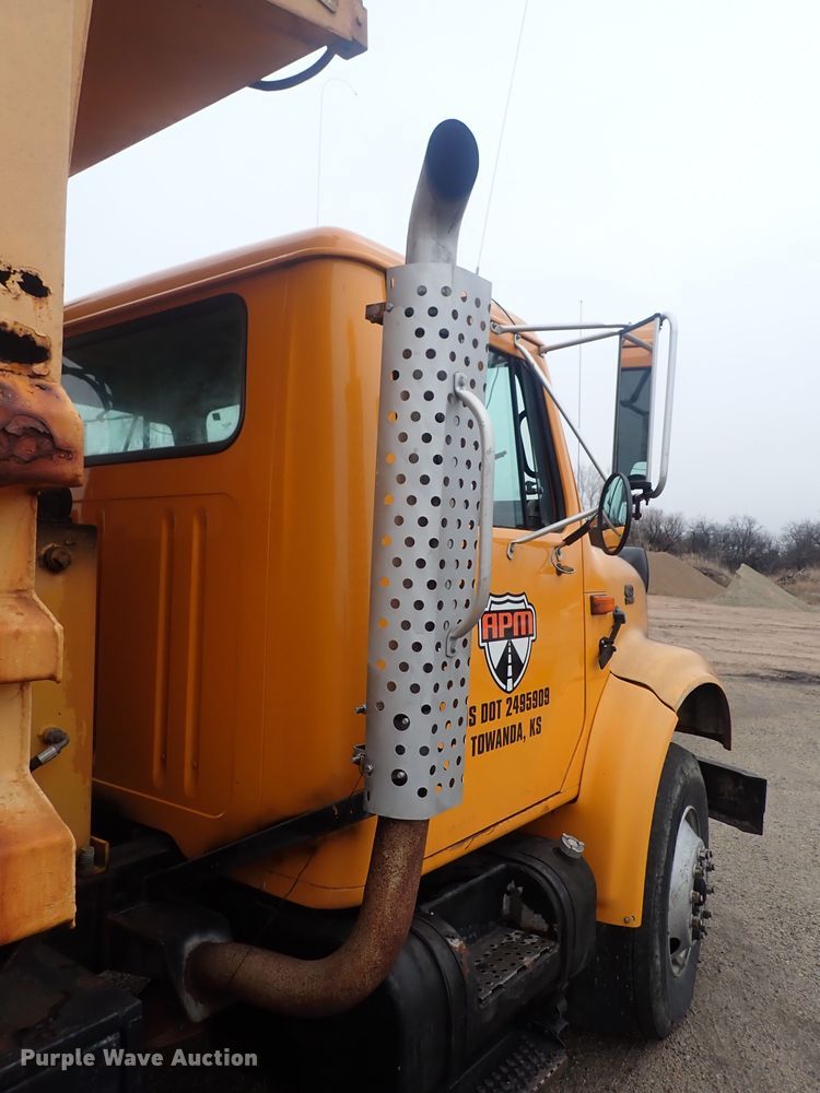 image for item DQ5044 2001 International 4900  dump truck