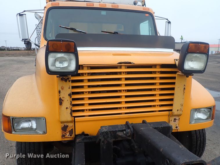 image for item DQ5044 2001 International 4900  dump truck