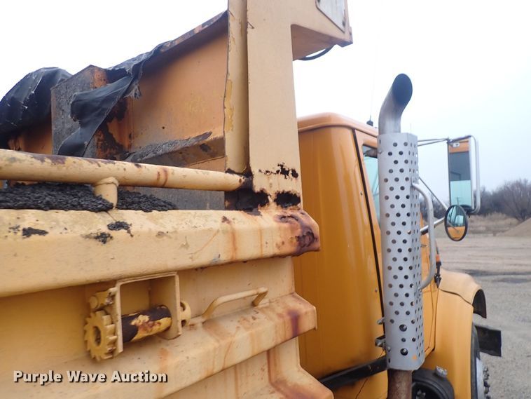 image for item DQ5044 2001 International 4900  dump truck