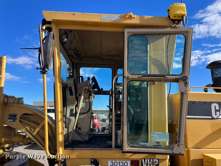 image for item DQ5057 2001 Caterpillar 160H  motor grader