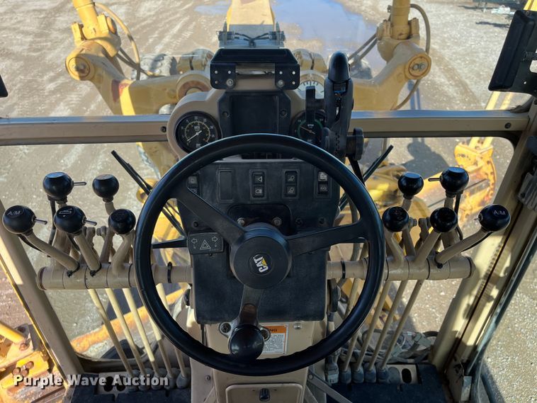 image for item DQ5057 2001 Caterpillar 160H  motor grader