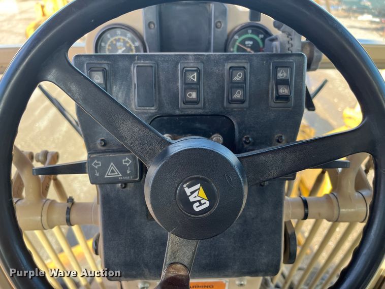 image for item DQ5057 2001 Caterpillar 160H  motor grader