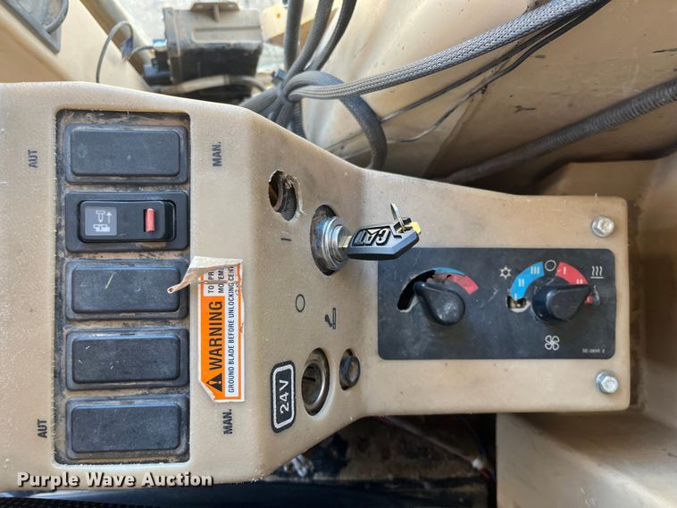 image for item DQ5057 2001 Caterpillar 160H  motor grader