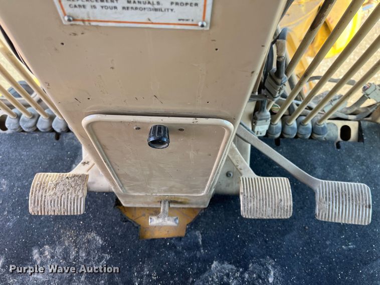 image for item DQ5057 2001 Caterpillar 160H  motor grader