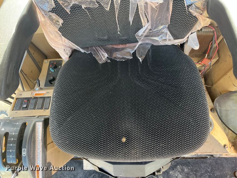 image for item DQ5057 2001 Caterpillar 160H  motor grader