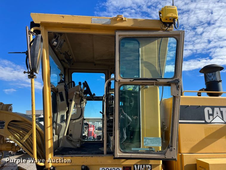 image for item DQ5057 2001 Caterpillar 160H  motor grader