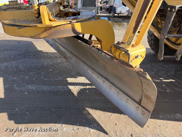 image for item DQ5057 2001 Caterpillar 160H  motor grader