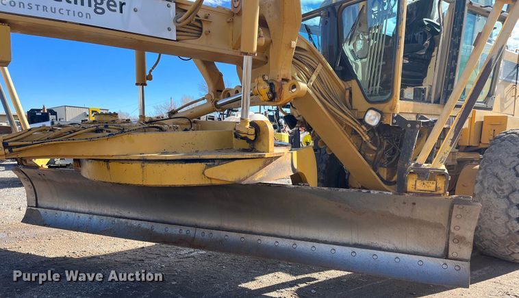 image for item DQ5057 2001 Caterpillar 160H  motor grader