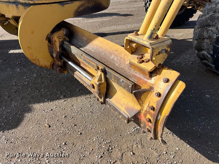 image for item DQ5057 2001 Caterpillar 160H  motor grader