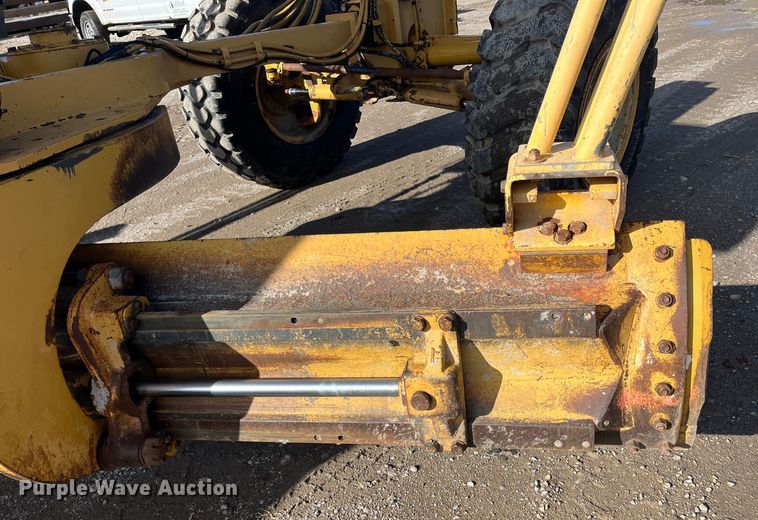 image for item DQ5057 2001 Caterpillar 160H  motor grader