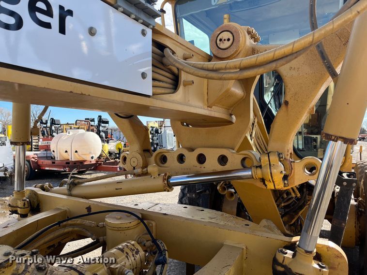 image for item DQ5057 2001 Caterpillar 160H  motor grader