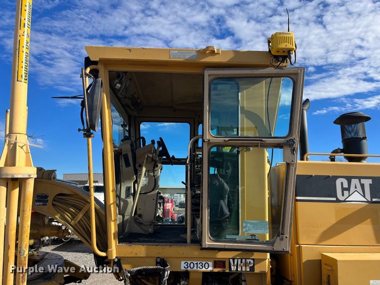 image for item DQ5057 2001 Caterpillar 160H  motor grader