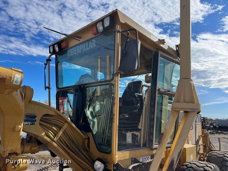 image for item DQ5057 2001 Caterpillar 160H  motor grader