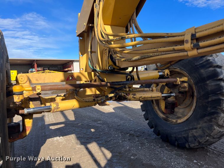 image for item DQ5057 2001 Caterpillar 160H  motor grader