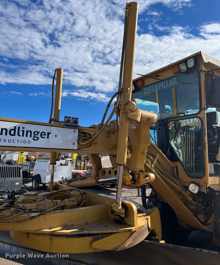 image for item DQ5057 2001 Caterpillar 160H  motor grader