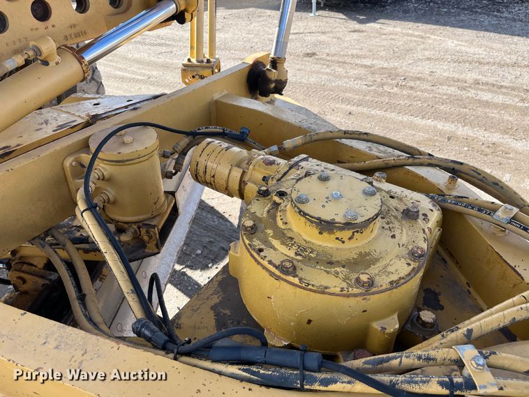 image for item DQ5057 2001 Caterpillar 160H  motor grader