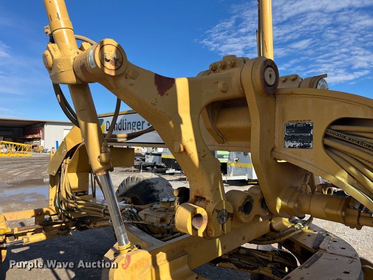 image for item DQ5057 2001 Caterpillar 160H  motor grader