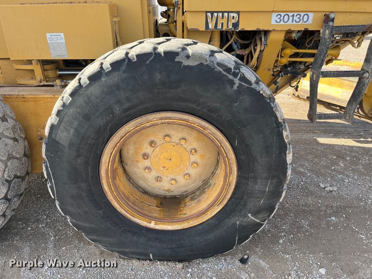 image for item DQ5057 2001 Caterpillar 160H  motor grader