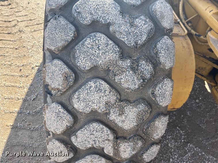 image for item DQ5057 2001 Caterpillar 160H  motor grader