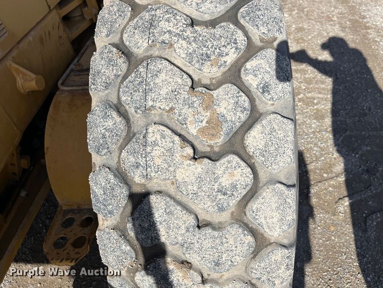 image for item DQ5057 2001 Caterpillar 160H  motor grader