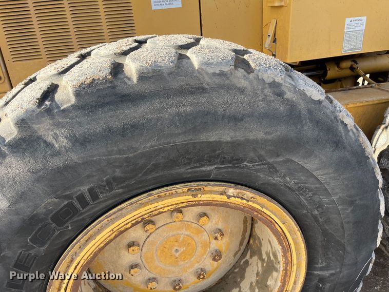 image for item DQ5057 2001 Caterpillar 160H  motor grader