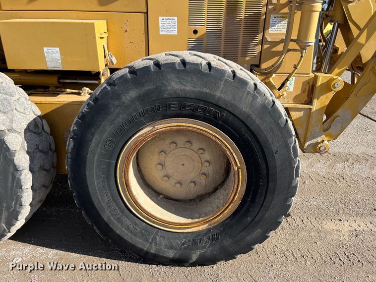 image for item DQ5057 2001 Caterpillar 160H  motor grader