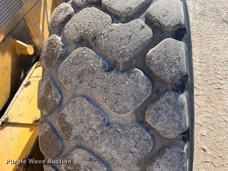 image for item DQ5057 2001 Caterpillar 160H  motor grader