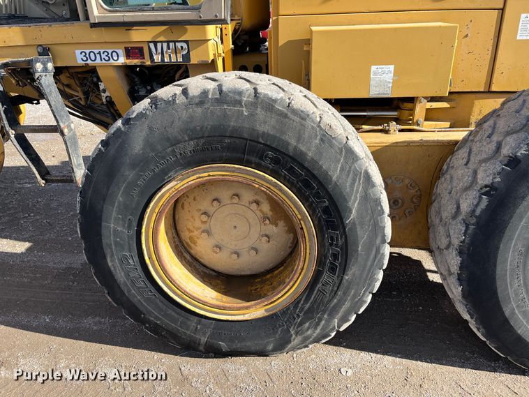 image for item DQ5057 2001 Caterpillar 160H  motor grader