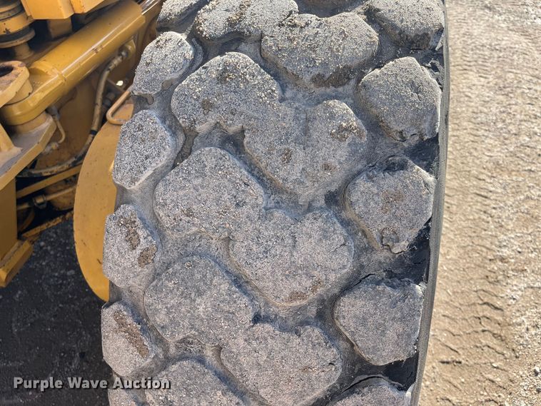 image for item DQ5057 2001 Caterpillar 160H  motor grader