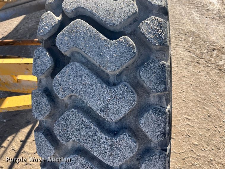 image for item DQ5057 2001 Caterpillar 160H  motor grader