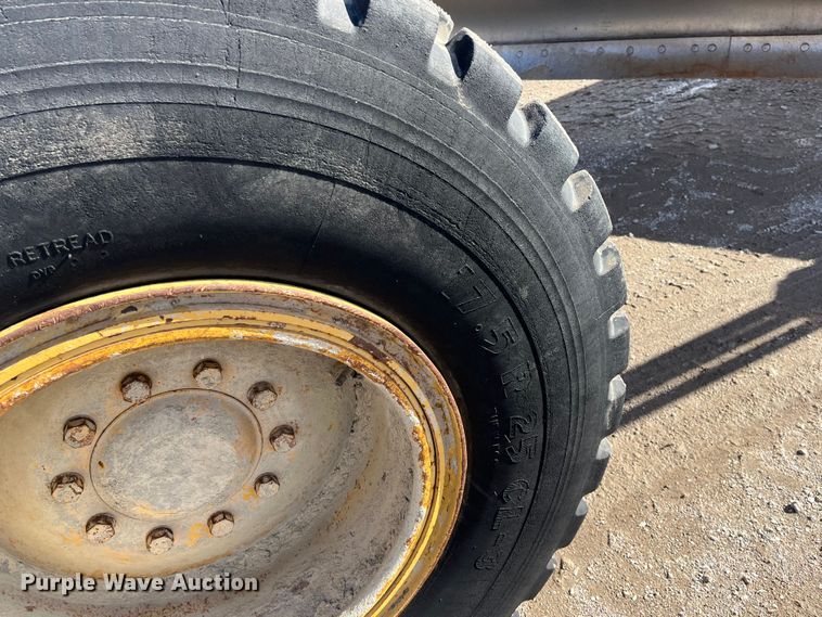 image for item DQ5057 2001 Caterpillar 160H  motor grader