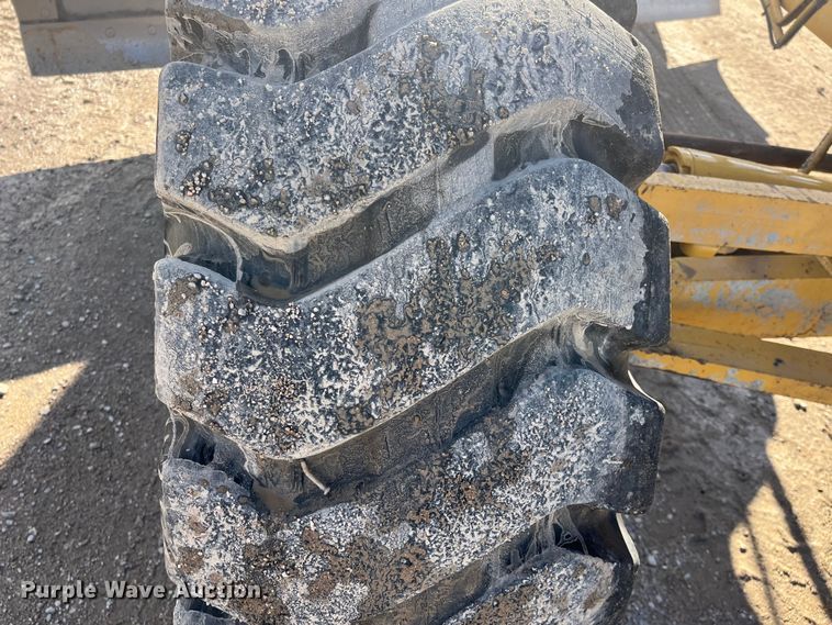 image for item DQ5057 2001 Caterpillar 160H  motor grader