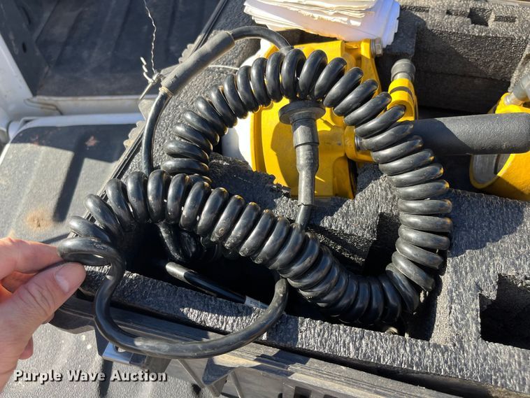 image for item DQ5057 2001 Caterpillar 160H  motor grader