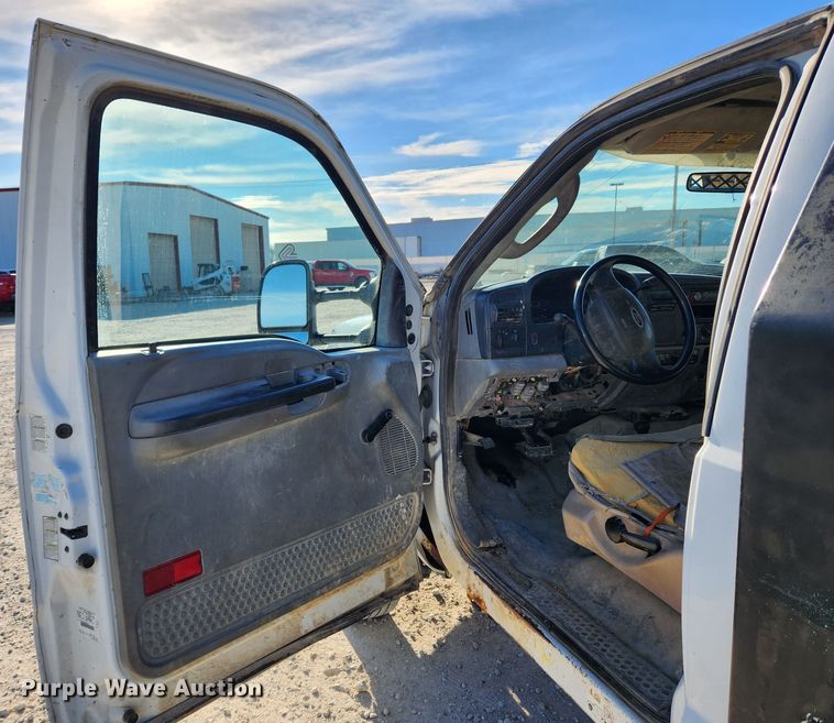 image for item DQ5375 2005 Ford F550 Super Duty XL  flatbed truck