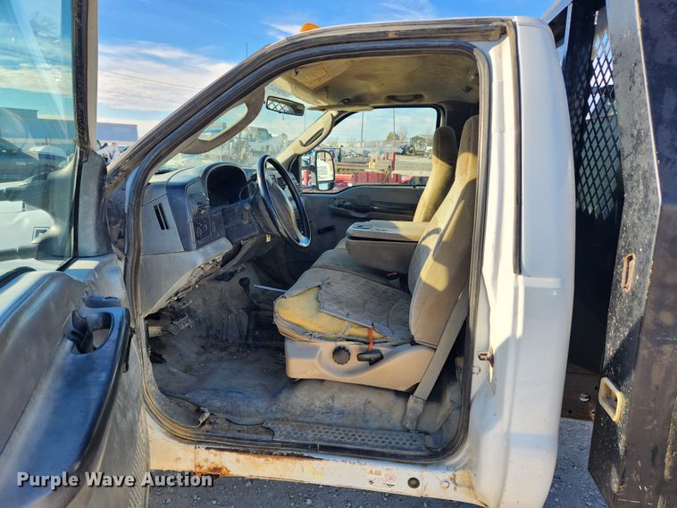 image for item DQ5375 2005 Ford F550 Super Duty XL  flatbed truck