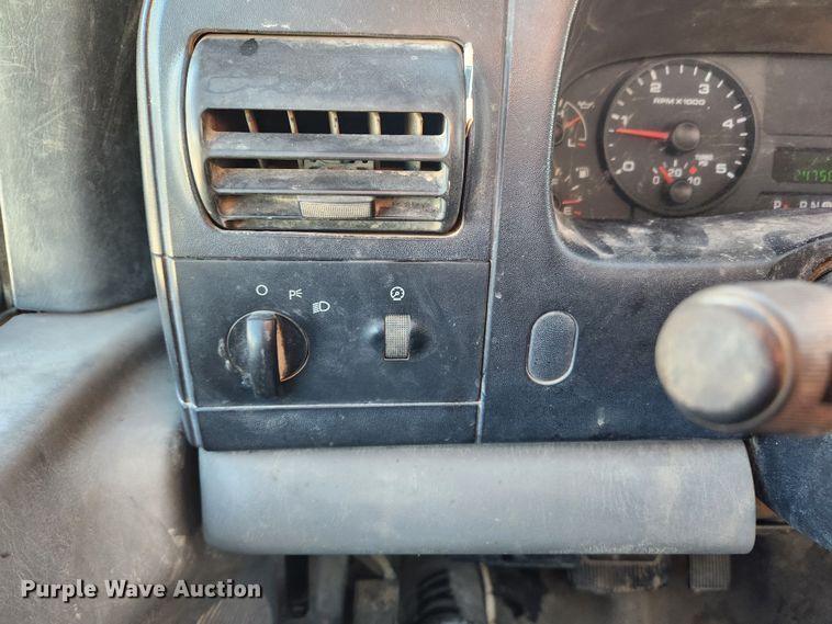 image for item DQ5375 2005 Ford F550 Super Duty XL  flatbed truck