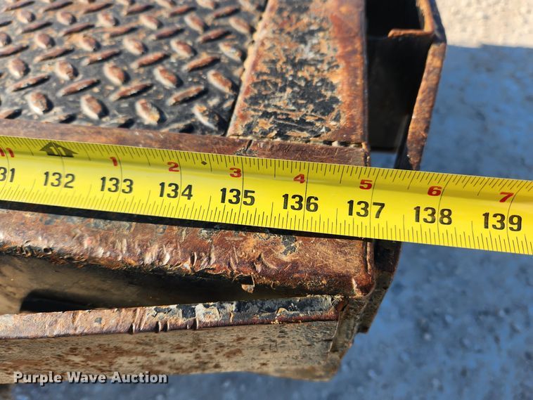 image for item DQ5375 2005 Ford F550 Super Duty XL  flatbed truck