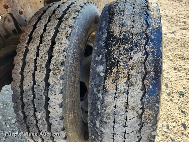 image for item DQ5375 2005 Ford F550 Super Duty XL  flatbed truck