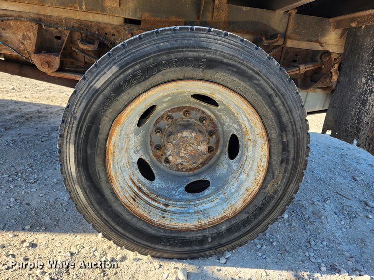 image for item DQ5375 2005 Ford F550 Super Duty XL  flatbed truck