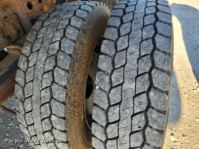 image for item DQ5375 2005 Ford F550 Super Duty XL  flatbed truck