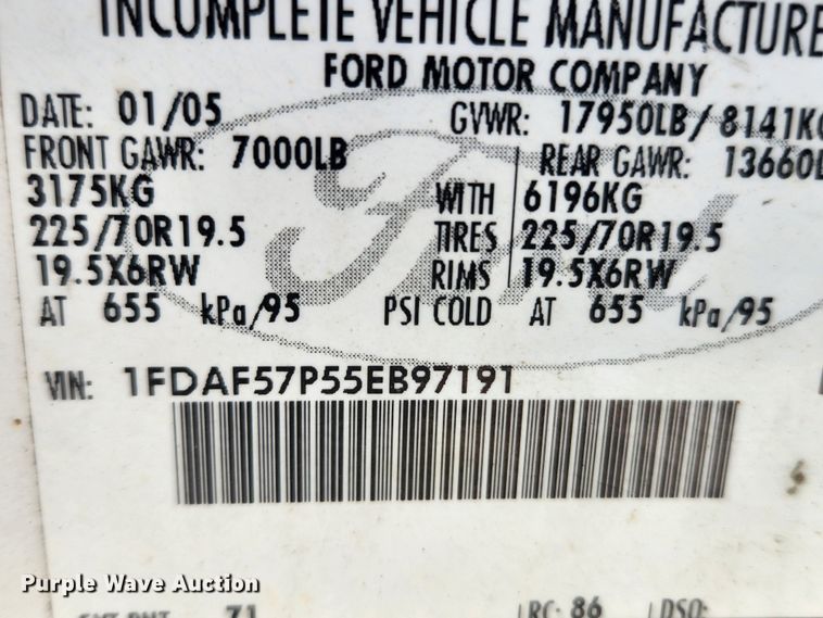 image for item DQ5375 2005 Ford F550 Super Duty XL  flatbed truck