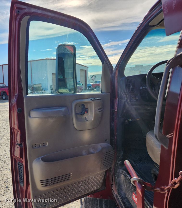 image for item DQ5376 2004 GMC C5500  dump truck