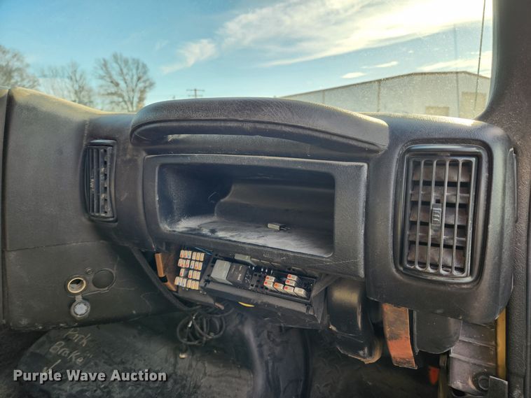 image for item DQ5376 2004 GMC C5500  dump truck