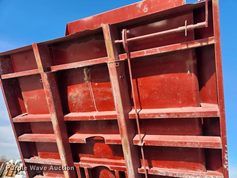 image for item DQ5376 2004 GMC C5500  dump truck