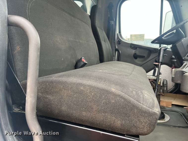 image for item DR7398 2007 Freightliner Businesss Class M2  dump truck