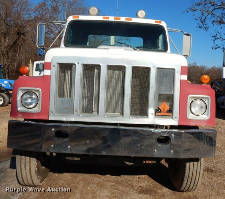 image for item HG9273 1992 International 2554  utility / service truck