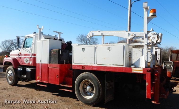 image for item HG9273 1992 International 2554  utility / service truck