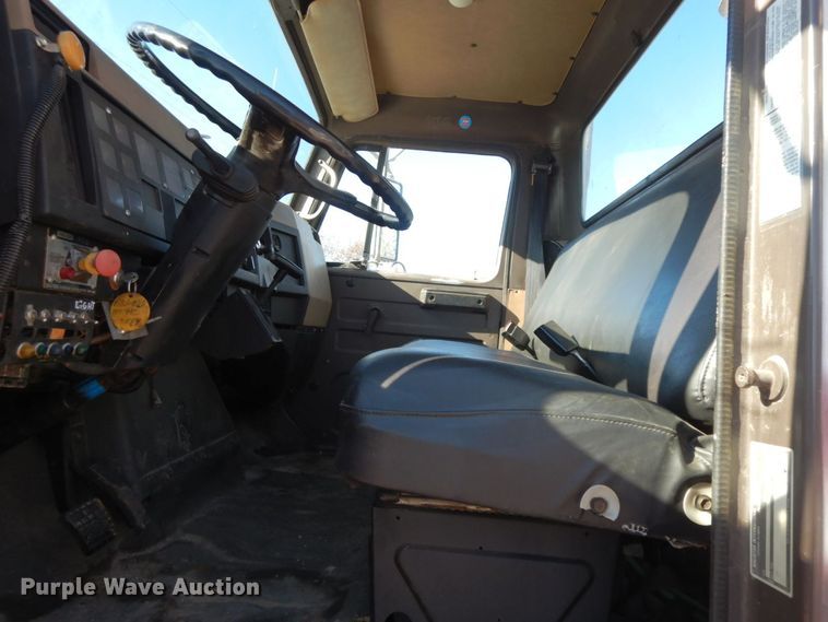 image for item HG9273 1992 International 2554  utility / service truck