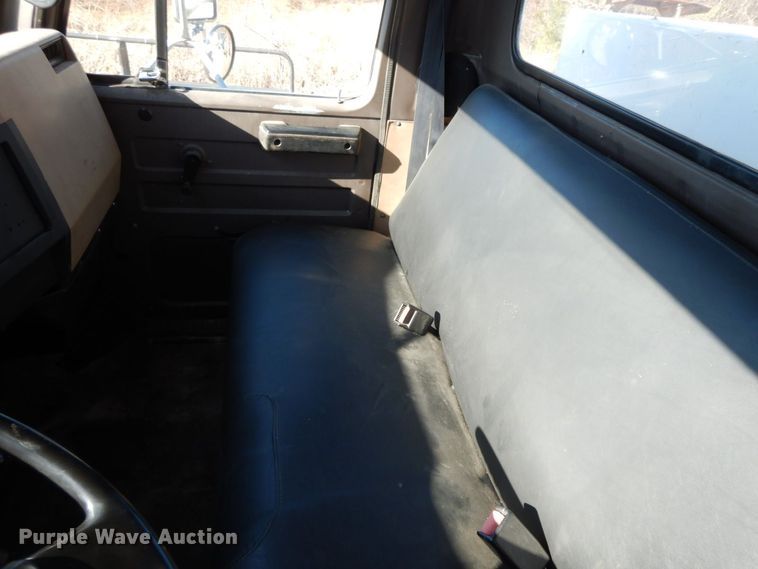 image for item HG9273 1992 International 2554  utility / service truck